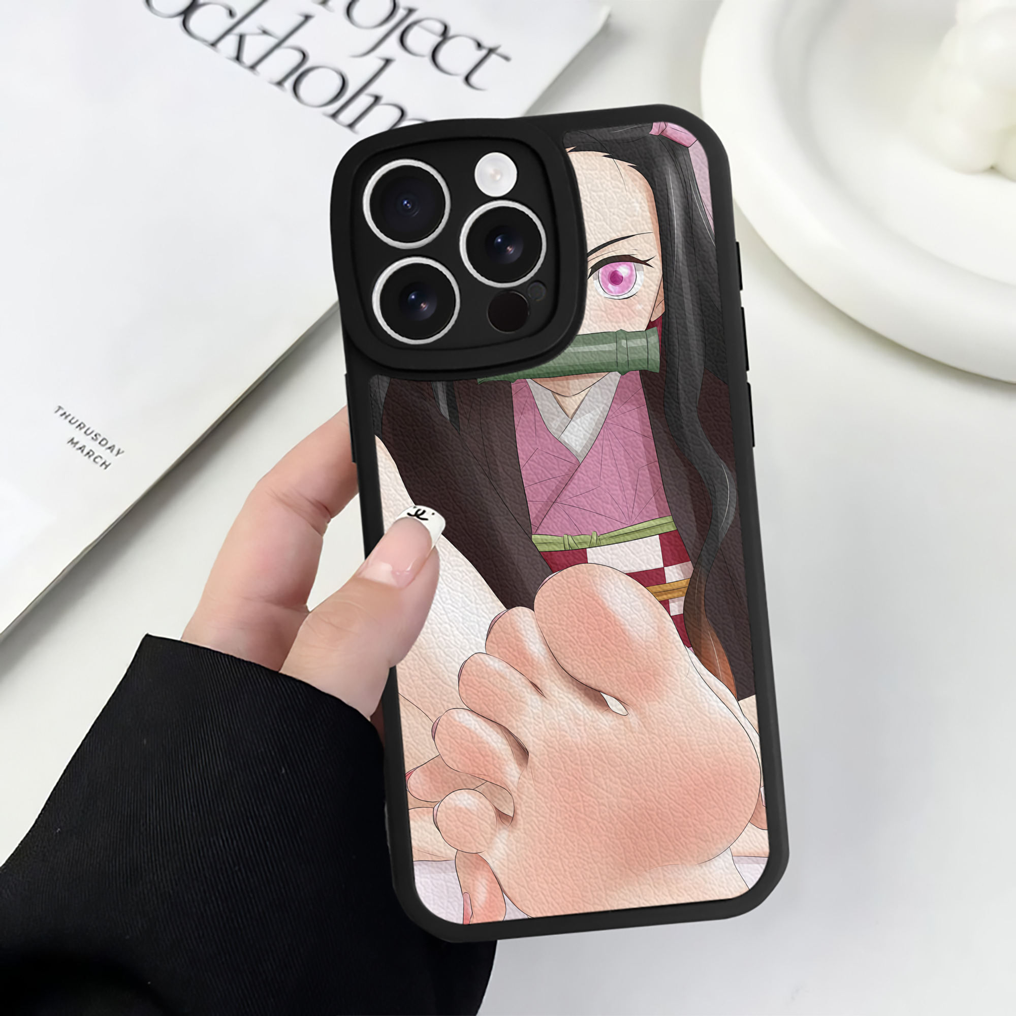（画像用） 鬼滅の刃（きめつのやいば）竈門 禰󠄀豆子／かまど ねずこ Kamado Nezuko 【iPhone 16シリーズ対応】シリコンスマホケース（レザー調） 材質：シリコン
